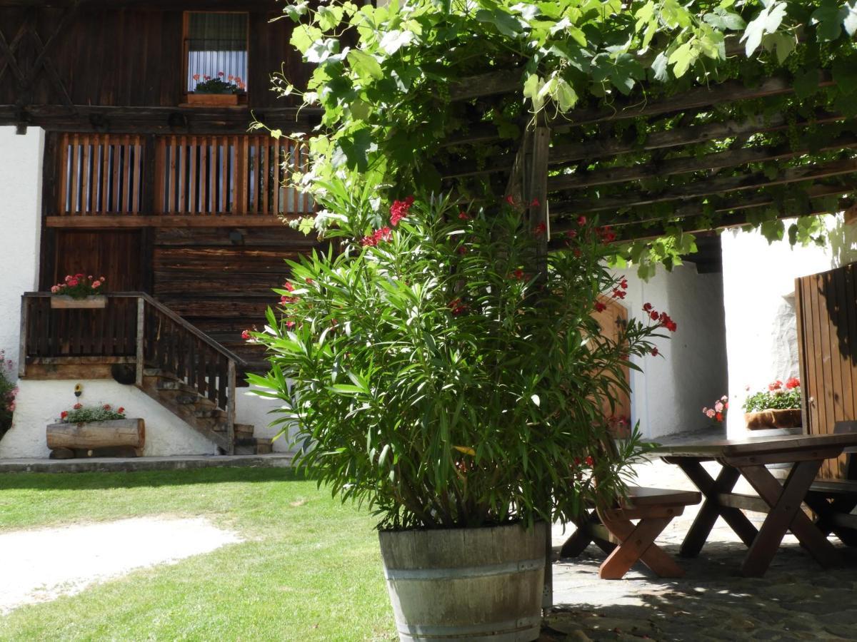 Vahrn Strasserhof Tenuta-Weingut מראה חיצוני תמונה